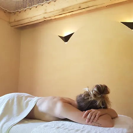 L'ostalas فندق *